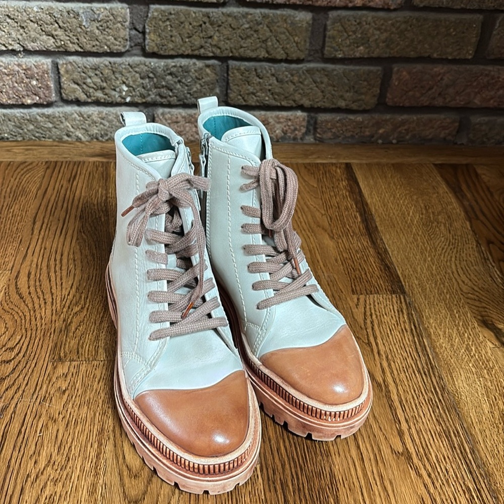 Roan Bedstu boots. 7.5. Kinship- Almond and bone color.  Excellent condition.